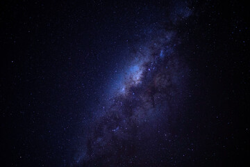 Sternenhimmel mit sichtbarer Milchstraße in Komodo Islands. Nachtaufnahme mit langer Belichtungszeit.