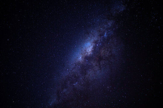 Sternenhimmel mit sichtbarer Milchstra&szlig;e in Komodo Islands. Nachtaufnahme mit langer Belichtungszeit.