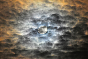 Naklejka na ściany i meble A Noite Monocromática: Lua Cheia entre Nuvens em Tons de Cinza