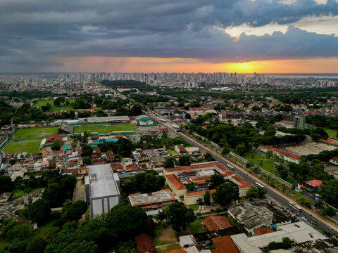 Encantos de Bel&eacute;m: P&ocirc;r do Sol na Av. Jo&atilde;o Paulo, com Vista Deslumbrante da Ba&iacute;a do Guajar&aacute; e dos Pr&eacute;dios do Centro