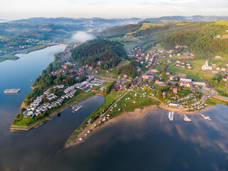 Zdjęcie z drona, Gródek nad dunajcem, Jezioro Rożnowskie, małopolska, panorama nad chmurami - obrazy, fototapety, plakaty