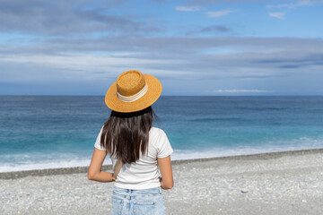 Fototapeta na wymiar Tourist woman enjoy the sea view
