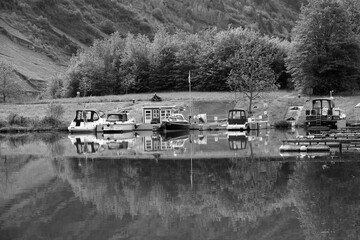 Anlegestelle für Boote und Yachten im Sommer im Yachthafen an der Mosel zwischen Weinbergen in...