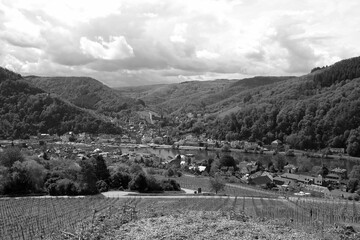 Panorama mit grandioser Landschaft mit Berg und Tal bei Sonnenschein in Traben-Trarbach an der...