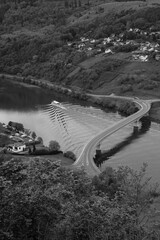 Herrliches Panorama an der Mosel mit grandioser Landschaft und moderner Brücke zwischen Berg und...