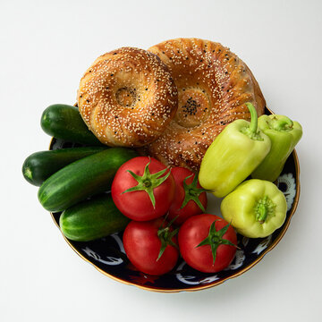 Plate with vegetables and bread named lepeshka patir