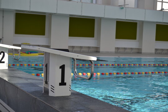 Plongeoir dans une piscine publique  