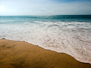 playa solitaria con arena dura foto paisaje tranquilidad relajacion olas suaves espuma tranquila zen boho chic