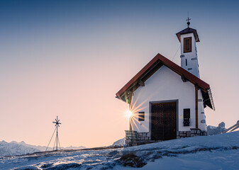 Fototapeta la cappella degli alpini al tramonto obraz