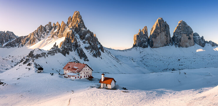 panorama all'alba delle tre cime di lavaredo viste dalla torre di toblin, con vista su monte paterno e rifugio locatelli