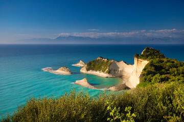 Cape Drastis z niezwykłymi formacjami skalnymi na greckiej wyspie Korfu. Malownicze scenerie nad Morzem Jońskim. Greckie krajobrazy. Krajobraz morski. Wakacje na wyspie Korfu, Grecja