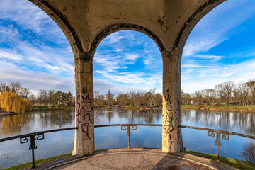 Blick vom Venustempel im Magdeburger Stadtpark Rotehorn auf der Marieninsel über den...