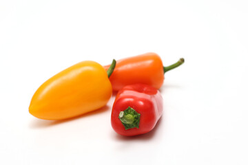 白背景の様々な色のの小さなパプリカ