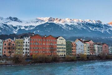Kamienice nad rzeką w Innsbrucku z widokiem na góry