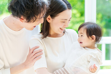 赤ちゃんと遊ぶ夫婦