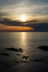 Fototapeta na wymiar 太陽を反射する夕暮れの海 
