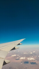 Obraz premium horizon seen from the window of the plane with the wings of the plane