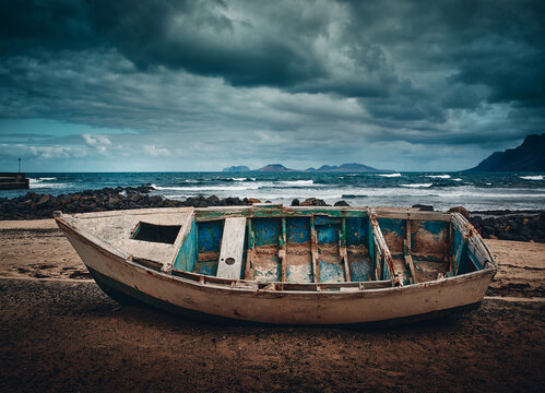 Barca abandonada en la playa