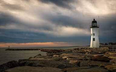 Fototapeta na wymiar lighthouse at dusk
