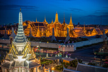 grand palace and wat phra keaw at night bangkok thailand - obrazy, fototapety, plakaty