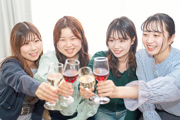 乾杯する女性4人