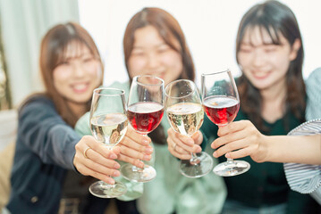 乾杯する女性4人
