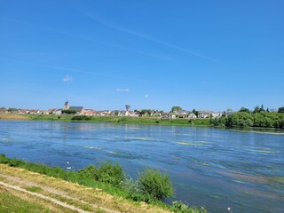 Fototapeta na wymiar Vue sur la Loire, sous un ciel bleu et magnifique.