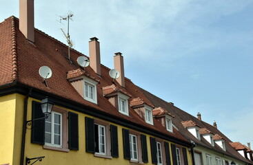 Fototapeta na wymiar Gelbes Haus mit Kaminen in Neuf-Brisach im Elsass 