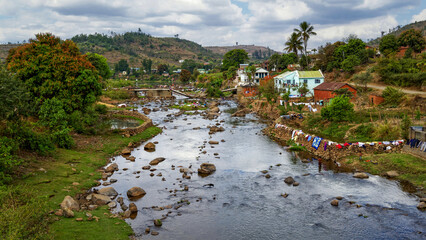 Village au bord d'une rivière à Madagascar