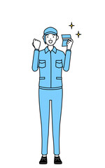 預金通帳を見て喜ぶ帽子と作業着姿の女性