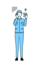 預金通帳を見て落ち込む帽子と作業着姿の女性