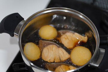 ぶり大根を作る様子