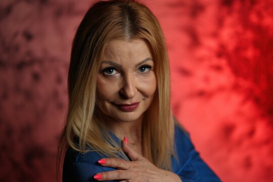 L&auml;chelnde Frau mit blondem Haar