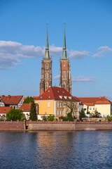 Wieże katedry Wrocławskiej widok znad odry