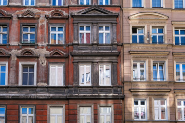 Fototapeta Fragment budynku miejskiej kamienicy mieszkalnej obraz