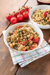 Insalata di farro, ceci, pomodorini e rucola, cibo vegetariano 