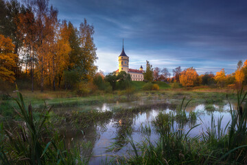 Obraz premium An autumn park on a sunny day with yellow leaves on trees and lawns