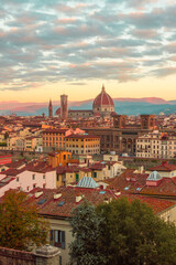 Obraz premium Panoramic view of Florence from Piazzale Michelangelo at sunrise. Cathedral of Santa Maria del Fiore and the streets of an ancient Italian city.