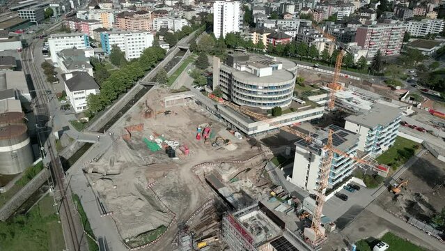 The construction site for the new hospital in Brig in the Oberwallis. Two cranes and trucks are rebuilding the new hospital