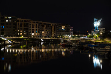 Fototapeta na wymiar night view of the river