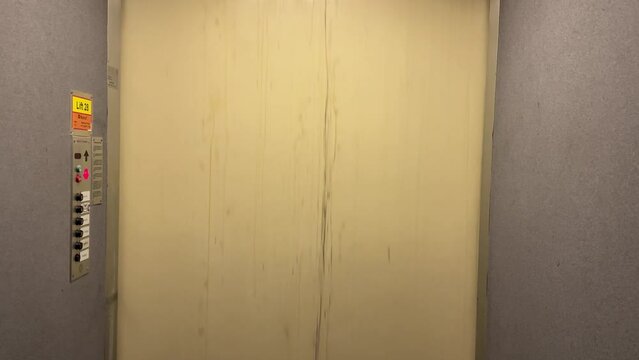 elevator moves down with moving wall