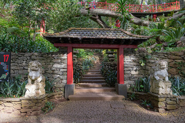 Eine rotes japanisches Tor im Tropischen Garten Monte Palace in Funchal, Madeira