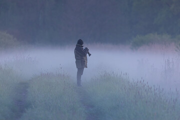 Fotograf postać we mgle
