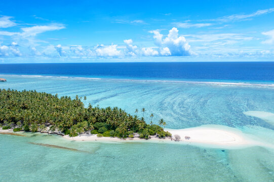 Unbewohnte Malediven Insel im Thaa Atoll aus der Luft