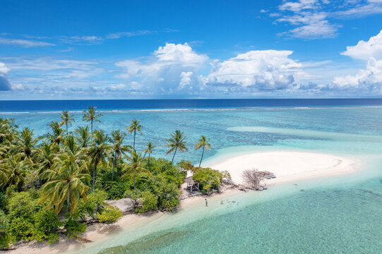 Unbewohnte Malediven Insel im Thaa Atoll aus der Luft