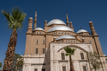 Fototapeta na wymiar Fachada de la Mezquita de Cristal en la antigua ciudadela de El Cairo, Egipto