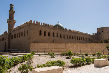 Fototapeta na wymiar Antigua Torre con muralla de la Ciudadela en el centro de la ciudad de El Cairo, Egipto. 