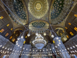 Fototapeta na wymiar Interior de la Mezquita de Cristal con las decoraciones de las cupulas. El Cairo, Egipto