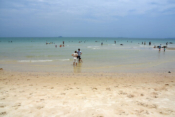 Menschen an Traumstrand in Thailand