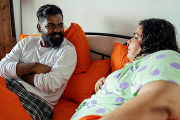 Obraz premium Couple chatting after waking up in the morning